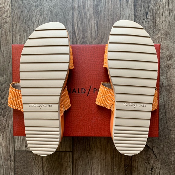 🆕 DONALD J PLINER | Women Cait Slide Sandals - Picture 3 of 3